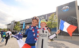 Die beiden Fans Samuel (l.) und Nis, beide 10 Jahre alt, freuen sich vor der Home-Deluxe-Arena in Paderborn auf das Training der französischen Nationalmannschaft. - Oliver Krato