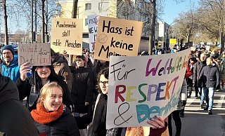 Aufstehen für die Demokratie - in der großen Demo wie hier in Warburg oder ganz persönlich mit klarer Kante und Gesicht: Die "NW" Höxter hat die Aktion gestartet: "Ich stehe auf für Vielfalt und Demokratie, ...weil". Jeder kann mitmachen. - Simone Flörke