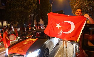 Fans der Türkei feiern den Einzug ins EM-Viertelfinale, auch in Paderborn kommt es wieder zu Autokorsos. (Archivbild) - dpa
