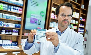 Auch Hauke Stange leidet unter dem Lieferengpass hunderter Medikamente. In seinen Händen hält der Apotheker zwei der zurzeit seltenen Produkte – ein Asthmaspray sowie ein Antibiotikum. - BARBARA FRANKE info(at)barbarafr Auch Hauke Stange leidet unter dem Lieferengpass hunderter Medikamente. In seinen Händen hält der Apotheker zwei der zurzeit seltenen Produkte – ein Asthmaspray sowie ein Antibiotikum. - BARBARA FRANKE info(at)barbarafr