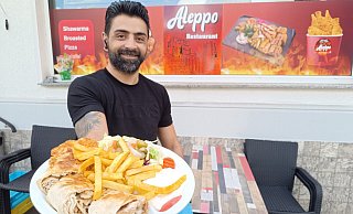 Fadel Cheikhomar mit einem Shawarma-Teller, den es im Aleppo im Mittagsangebot gibt. - Sven Hauhart