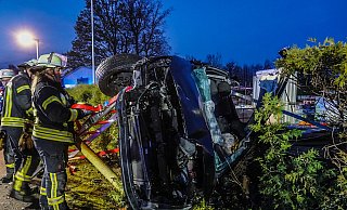 Das schwer beschädigte Fahrzeug musste später abgeschleppt werden. - Paul Brinkmann