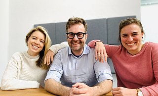 Sarah Grüß (l.,37), Fabian Henze (42) und Eva Hüwe (35) wollten das Konzept ihres Start-ups „strassenglueck“ noch in diesem Jahr auf weitere Städte ausrollen. Geplant waren Osnabrück und Köln – doch daraus wird nichts. - Lena Vanessa Niewald