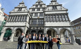 David Lohse (Kriesvorsitzender Reservisten Paderborn und Höxter v. l.), Kerstin Vieregge (CDU-Bundestagsabgeordnete), Ulrich-Helmut Happe (Happe Baustoffe), Carsten Linnemann (CDU-Bundestagsabgeordneter), Hauptmann Krahn (Panzerbataillon 203), Bürgermeister Michael Dreier, Thomas Lehr (Marktkauf Lehr), Thomas Weiffen (Vorsitzender Reservisten Paderborn), Ferdinand Goeken (Immobilienentwicklung), und Ursula Dalhoff (blaulichtzwirn Manufaktur) unterstützen die Aktion "Gelbe Schleife". - Lea Sasse