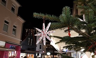 Die Lange Straße ist zum Weihnachtsmarkt wieder stimmungsvoll geschmückt. - Heike von Schulz