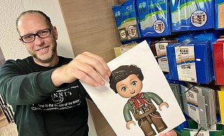 in seinem Ladenlokal an der Detmolder Straße in Paderborn zeigt Thorsten Klahold, wie die von ihm gestalteten Figuren bedruckt aussehen könnten. Es gibt verschiedene Haarteile, und jede Menge Farben stehen zur Auswahl. Die Figur hat er sich rechtlich schützen lassen in Europa, Asien und Nordamerika. - Jens Reddeker