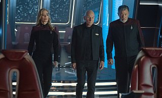 Jeri Ryan als Seven (v.l.), Patrick Stewart als Picard und Jonathan Frakes als Riker in einer Episode aus "Star Trek Picard". - Nicole Wilder/PARAMOUNT+/Amazon Prime Video/dpa
