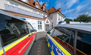 Einsatzkräfte von Polizei, Feuerwehr und Rettung sowie das Notfallmanagement der Bahn sind am Bahnhof Brake im Einsatz. - Andreas Zobe