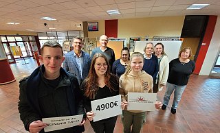 Freuen sich über den Spendenlauf der Realschule Bünde-Nord: Leon Brant (v.l.), Klara Michael, Leonie Bauer, sowie (hinten von links) Guido Broziewski Blomenkamp, Andreas Kraske, Schemma Khalis-Zribi, Jutta Kruse, Kettlyn Scheiding und Petra Lorscheter. Foto: Weyand - Florian Weyand