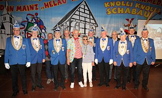 Einige der noch elf lebenden Gründungsmitglieder posieren mit dem ersten Prinzenpaar des Scharmeder Karnevals, Inge und Gerd Wiehmeier. - Johannes Büttner