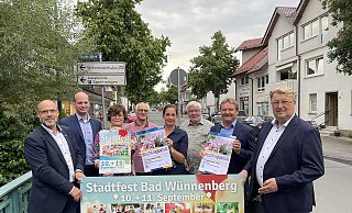 Bürgermeister Christian Carl freut sich mit Benedikt Striewe (Volksbank), Anette Pickhardt und Peter Sacher (Verkehrs-und Kneippverein), Anna Stork (Kreisjugendamt), Klemens Otte (Verkehrs- und Kneippverein), Günther Uhrmeister (Leiter Kreisjugendamt) sowie Friedbert Agethen (Geschäftsführer WestfalenWIND) auf das Fest. - Bad Wünnenberg