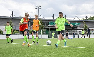 130 Kinder kicken im 12. Fussball-Trainingslager und konnten sich in verschiedenen Techniken erproben - Jona Steffmann
