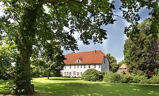Auf Gut Hiddenhausen sind Garten und historische Gebäude zu besichtigen. - Frank-Michael Kiel-Steinkamp