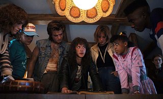 Natalia Dyer (v.l.) als Nancy Wheeler, Gaten Matarazzo als Dustin Henderson, Joe Keery als Steve Harrington, Joseph Quinn als Eddie Munson, Maya Hawke als Robin Buckley, Priah Ferguson als Erica Sinclair, Sadie Sink als Max Mayfield und Caleb McLaughlin als Lucas Sinclair in einer Szene der 4. Staffel aus "Stranger Things". - Courtesy Of Netflix/dpa