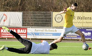 Wellensieks Mussa Arifi umkurvt Canlars Torwart Patrick Richter. Arifi traf beim 4:0-Erfolg doppelt. - Peter Unger