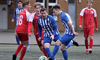 FCO-Stürmer Robin Reimer (rechts im blauen Dress) mit Ball am Fuß, beobachtet von Mitspieler Julian Meyer. - Egon Bieber