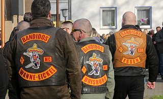 Mitglieder der Bandidos vor ein paar Jahren in Herne. Mittlerweile sind alle Chapter der Rockergruppe in NRW verboten. - picture alliance / Roland Weihrauch/dpa