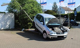Der VW kam auf dem Beleuchtungsmast zum Stillstand. Foto: Polizei Minden-Lübbecke - Polizei Minden-Lübbecke