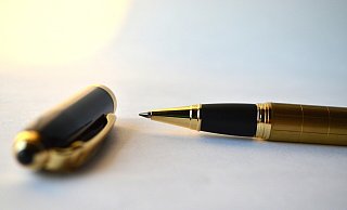 Zwei Frauen wollen ein Haus kaufen, der Kaufvertrag war unterschrieben. Doch es kommt anders. - Symbolbild: Pixabay