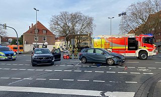 Die Heierstraße ist nach einem Unfall voll gesperrt. Zwei der beteiligten Autos sind so schwer beschädigt worden, dass sie abgeschleppt werden mussten. - Marc Schröder