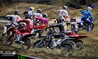 In "Monster Energy Supercross 6" knattern wir auf Offroad-Motorrädern über schlammige Pisten. - Milestone