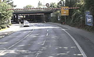 Die Höhenbegrenzung an der Brücke der Niederstraße wird abgehängt. - Straßen NRW