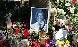 Vor den Kurhausterrassen haben Menschen Hunderte Blumen und Andenken an Philipos T. niedergelegt. - Ulf Hanke