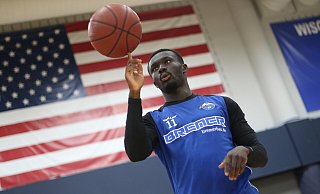 Im US-Trainingslager stellte Sirlord Conteh beim Besuch des Madison-College seine Basketball-Künste unter Beweis. Als pfeilschneller Fußballer ist der SCP-Neuzugang aber noch weitaus talentierter. - SC Paderborn 07/Michael Bieckmann