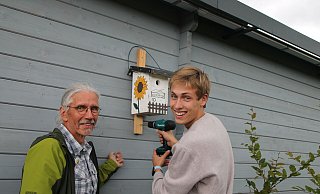 Nachhaltigkeitsrallye von Nistkasten zu Nistkasten: Ralf Haffke und Schüler Nevio Pietrzyk beim Anbringen. - Huxarium-Gartenpark