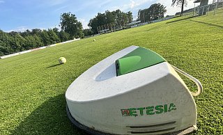 Es gibt bereits Vereine und Kommunen, die Rasenmäher-Roboter einsetzen. Wie hier für die Sportplätze des SC Espeln. - Jens Reddeker