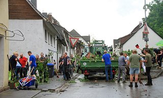 Große Hilfsbereitschaft unmittelbar nach dem Tornado in der Ortschaft Lütmarsen. - David Schellenberg