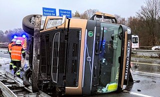 Ein Lkw ist im Kreuz Bielefelder auf der A2 umgekippt und hat für eine stundenlange Vollsperrung gesorgt. - Polizei Bielefeld