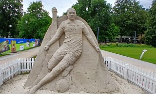 Frankreichs Stürmer Kylian Mbappé war auch bei den Sandwelten der Star. - Uwe Müller