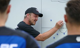 SC Paderborn-Trainer Lukas Kwasniok arbeitete während des Trainingslagers gewohnt akkribisch mit seiner Mannschaft. - Benedikt Riemer