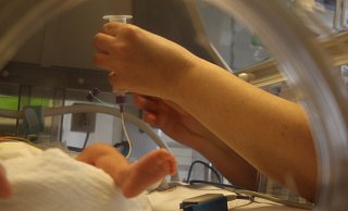 Marias Sohn wird auf der Neugeborenenintensivstation am Klinikum Lippe über eine Magensonde portionsweise mit Muttermilch gefüttert. Bald soll der vier Wochen alte Junge mit der oralen Ernährung loslegen. - Janet König