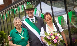 Gertraude Damm wird mich 80-Jahren Bierkönigin (li.), Michael und Sabine Bachem werden Königspaar der Schildescher Schützenfreunde. - Mike-Dennis Müller / www.mdm.photo