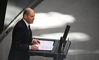 Bundeskanzler Olaf Scholz (SPD) gibt zu Beginn der Sondersitzung des Bundestags zum Krieg in der Ukraine eine Regierungserklärung ab. - picture alliance/dpa