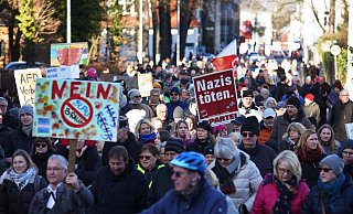 Rund 1.000 Menschen beteiligten sich am Demo-Zug durch Bünde. - Gerald Dunkel