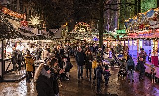 Der Altstädter Kirchplatz, einer der Hotspots des Bielefelder Weihnachtsmarktes, war am frühen Mittwochabend bereits gut besucht. - Jörg Dieckmann