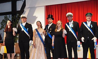 Sie sind die Thronfolger der Nieheimer Jungschützen; Rieke Bertram (v. l.), Reinhard Wand, Königin Joana Brune, König Stefan Lücking, Emily Brune, Maximilian Fröhling und Kommandeur Patrick Rasche. - Josef Köhne