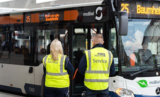 Das Service-Team von Mobiel an einer Bushaltestelle. - Mobiel / Jürgen Pasedag