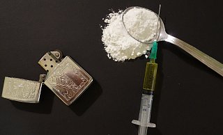 Heroin - hier ein gestelltes Bild - wird meist in einem Löffel erhitzt und dann von den Konsumenten gespritzt. - Symbolfoto: Pixabay Creative Commons