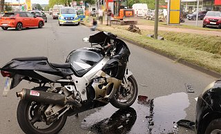 Das Motorrad wird bei dem Unfall in Bad Driburg über den Boden geschleudert. - Polizei