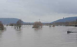 Die Weser in Minden mit Blich stromaufwärts nach Porta: Die Fußgängerbrücke, die die Innenstadt und Kanzlers Weide miteinander verbindet, endet im Wasser. - Joern Spreen-Ledebur