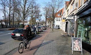 Bürgersteig, Radweg, Parkstreifen: Nicht immer sind im Neuhäuser Kern alle Flächen in öffentlicher Hand. Die heterogenen Besitzverhältnisse machen Eingriffe schwierig. - Hans-Hermann Igges