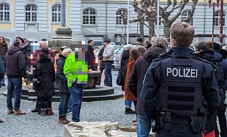 Zahlreiche "Corona-Gegner" haben sich in Herford versammelt. Nun droht ein Nachspiel. - Susanne Barth