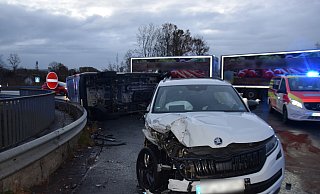 Durch die Wucht der Kollision überschlug sich der Ford-Transit. - Polizei Herford