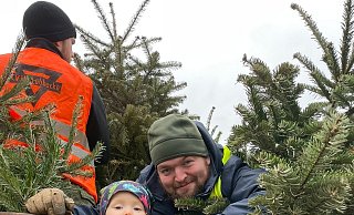 Mitarbeiter des CVJM Lübbecke sammeln wieder die ausgedienten Weihnachtsbäume in Lübbecke ein. Auch der Nachwuchs ist schon dabei. - CVJM Lübbecke e.V.