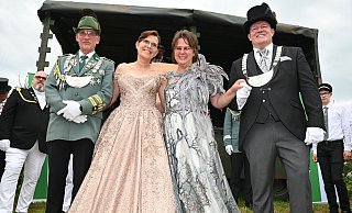 Erster Bezirkskönig Bernhard Fischer von der Bruderschaft St. Georg Riesel mit Königin Diana Fischer und der zweite Bezirkskönig Axel Gebhard mit Königin Anke Gebhard von der Bruderschaft St. Sebastian Bellersen. - Thomas Kube