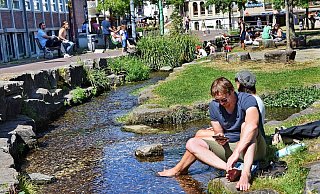 Für ein kühlendes Fußbad eignet sich in Bielefeld die Lutter gut, zum Beispiel im Park der Menschenrechte. - Archiv: Barbara Franke